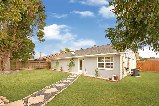 a view of a house with a backyard