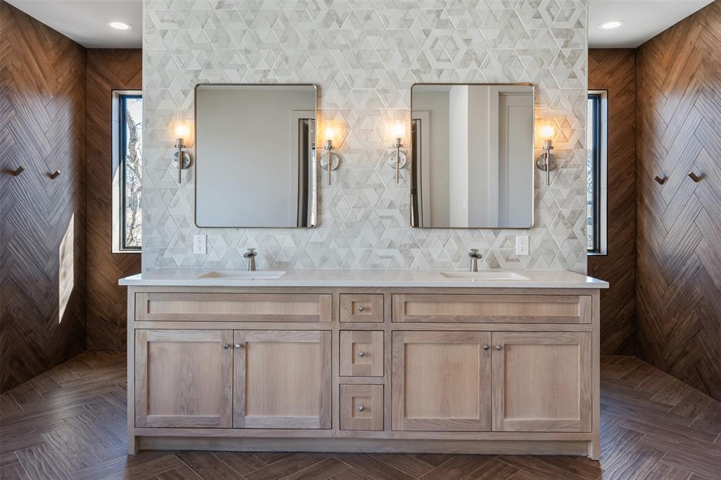 116 Pinnacle Club Drive Mabank, TX 75156 - Photo 21 of 40 a bathroom with double sink and a mirror