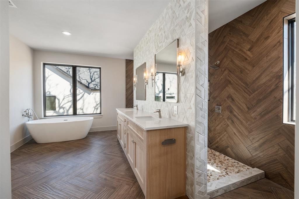 116 Pinnacle Club Drive Mabank, TX 75156 - Photo 22 of 40 a bathroom with a bathtub sink and mirror