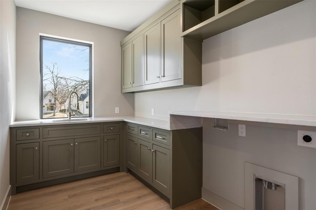 116 Pinnacle Club Drive Mabank, TX 75156 - Photo 26 of 40 a kitchen with cabinets and window