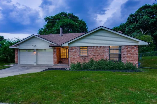 $2,400 | 11123 Paddock Circle, Dallas, TX 75238