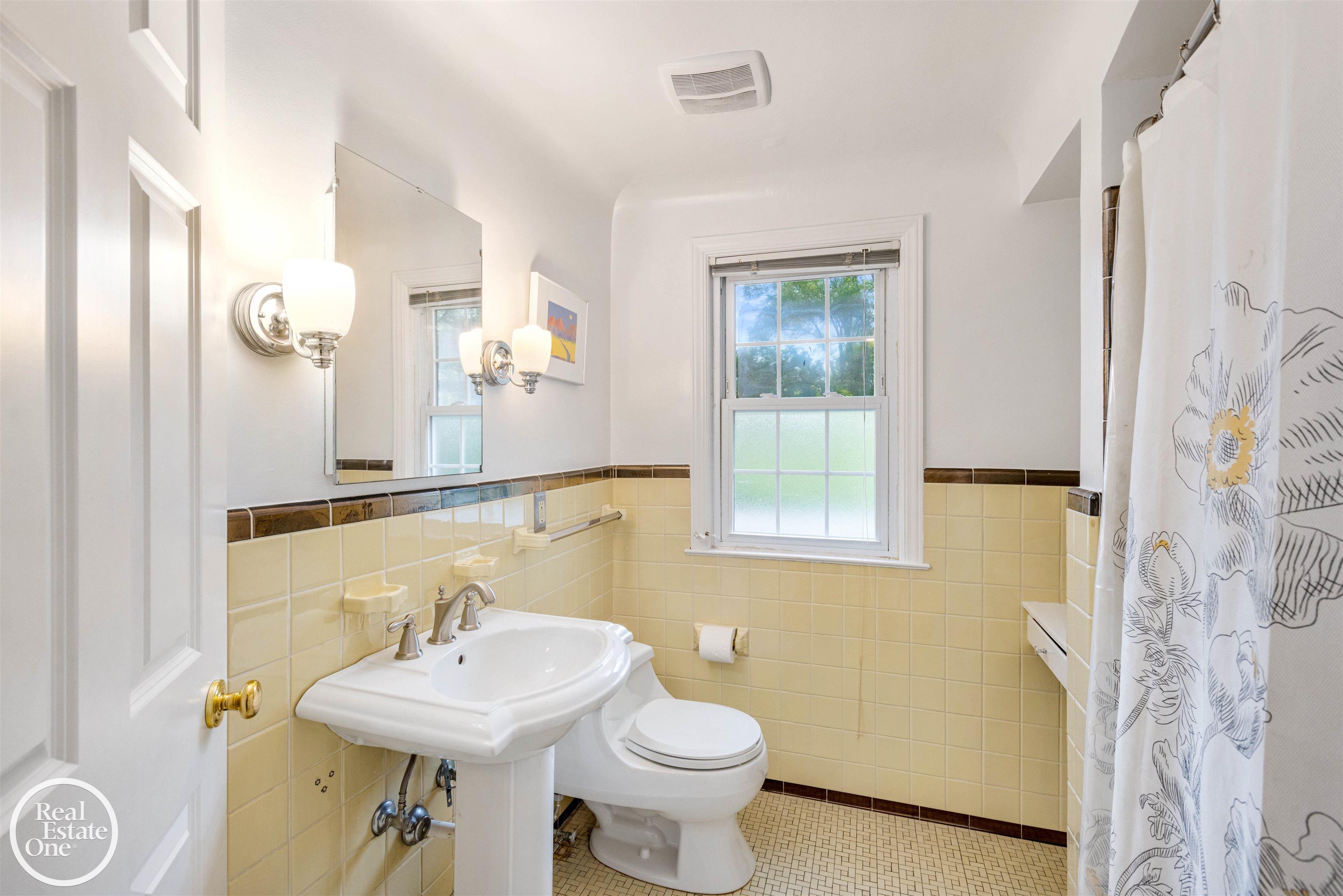 1022 Whittier Road Grosse Pointe, MI 48230 - Photo 30 of 57 50144971-2d32ecea-7fb5-4b4c-88f5-e2386e957bf9.JPG