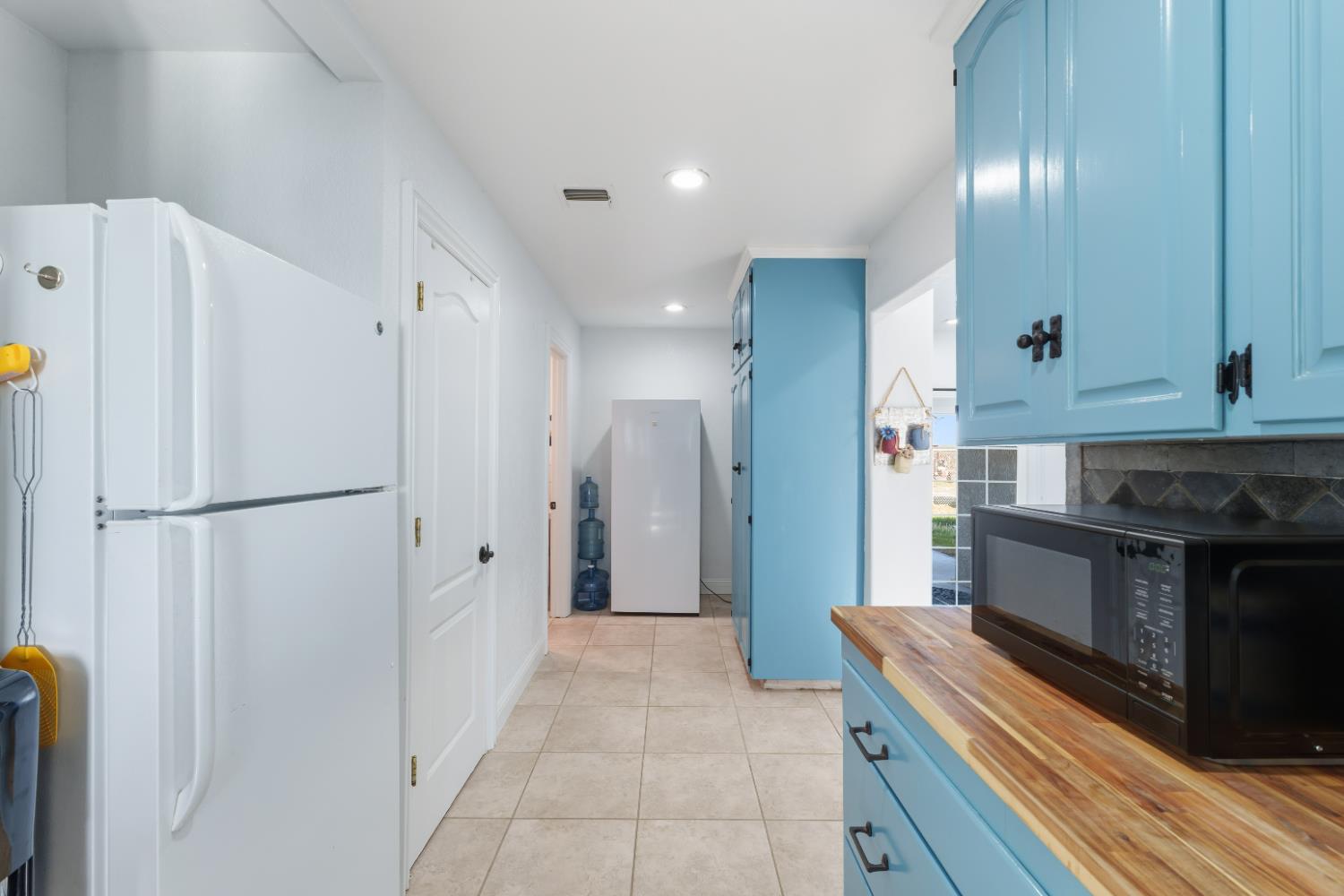 2938 North Trinity Avenue Kerman, CA 93630 - Photo 19 of 38 a kitchen with stainless steel appliances a refrigerator and a stove