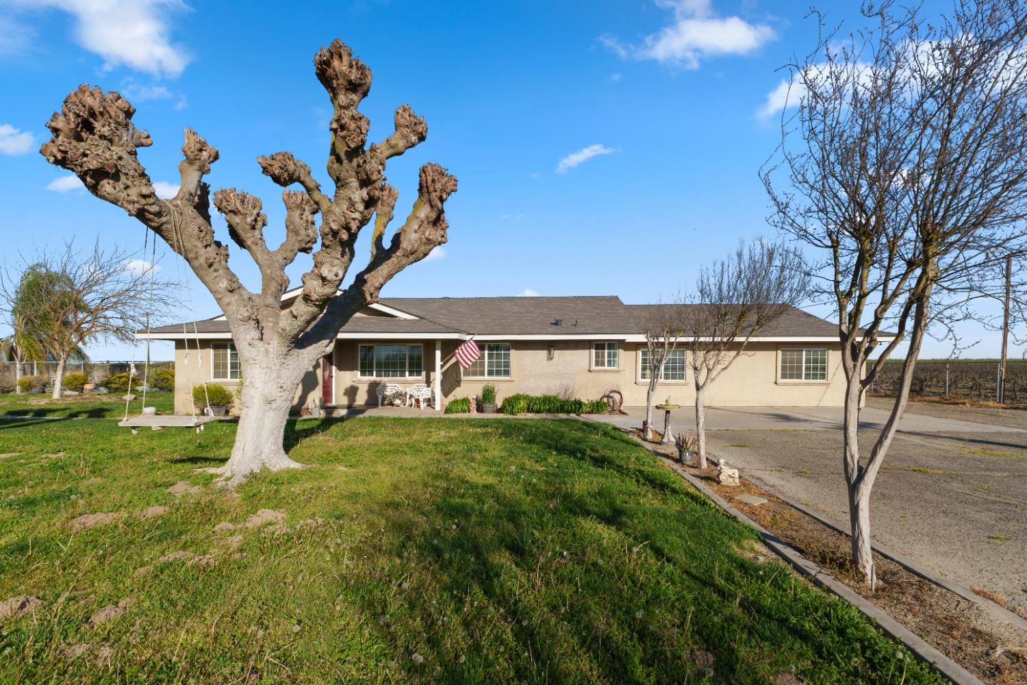 2938 North Trinity Avenue Kerman, CA 93630 - Photo 2 of 38 a front view of a house with garden