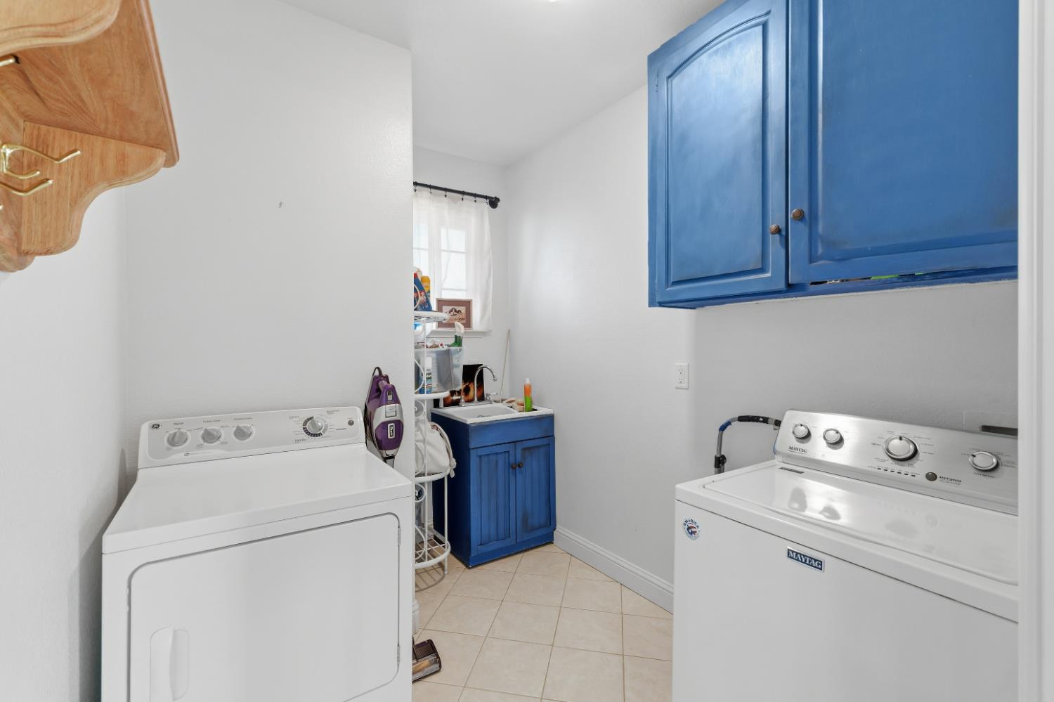 2938 North Trinity Avenue Kerman, CA 93630 - Photo 26 of 38 a view of storage and utility room with washer and dryer