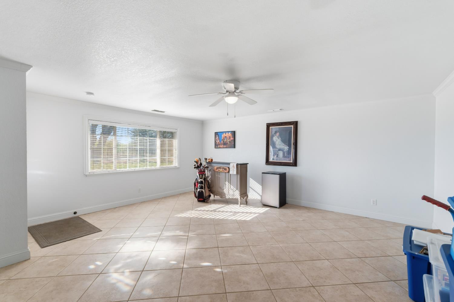2938 North Trinity Avenue Kerman, CA 93630 - Photo 6 of 38 a view of an empty room with a window