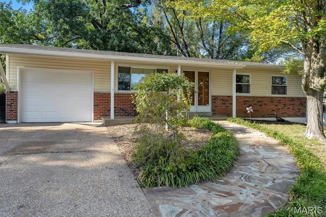 $269,000 | 2639 Glenoak Drive, Maryland Heights, MO 63043
