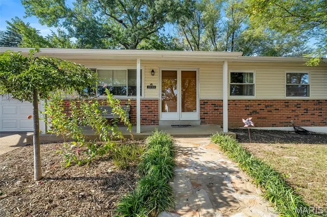 $269,000 | 2639 Glenoak Drive, Maryland Heights, MO 63043