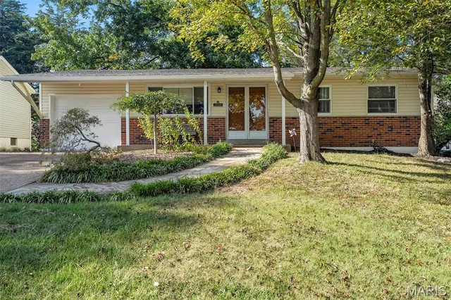 $269,000 | 2639 Glenoak Drive, Maryland Heights, MO 63043