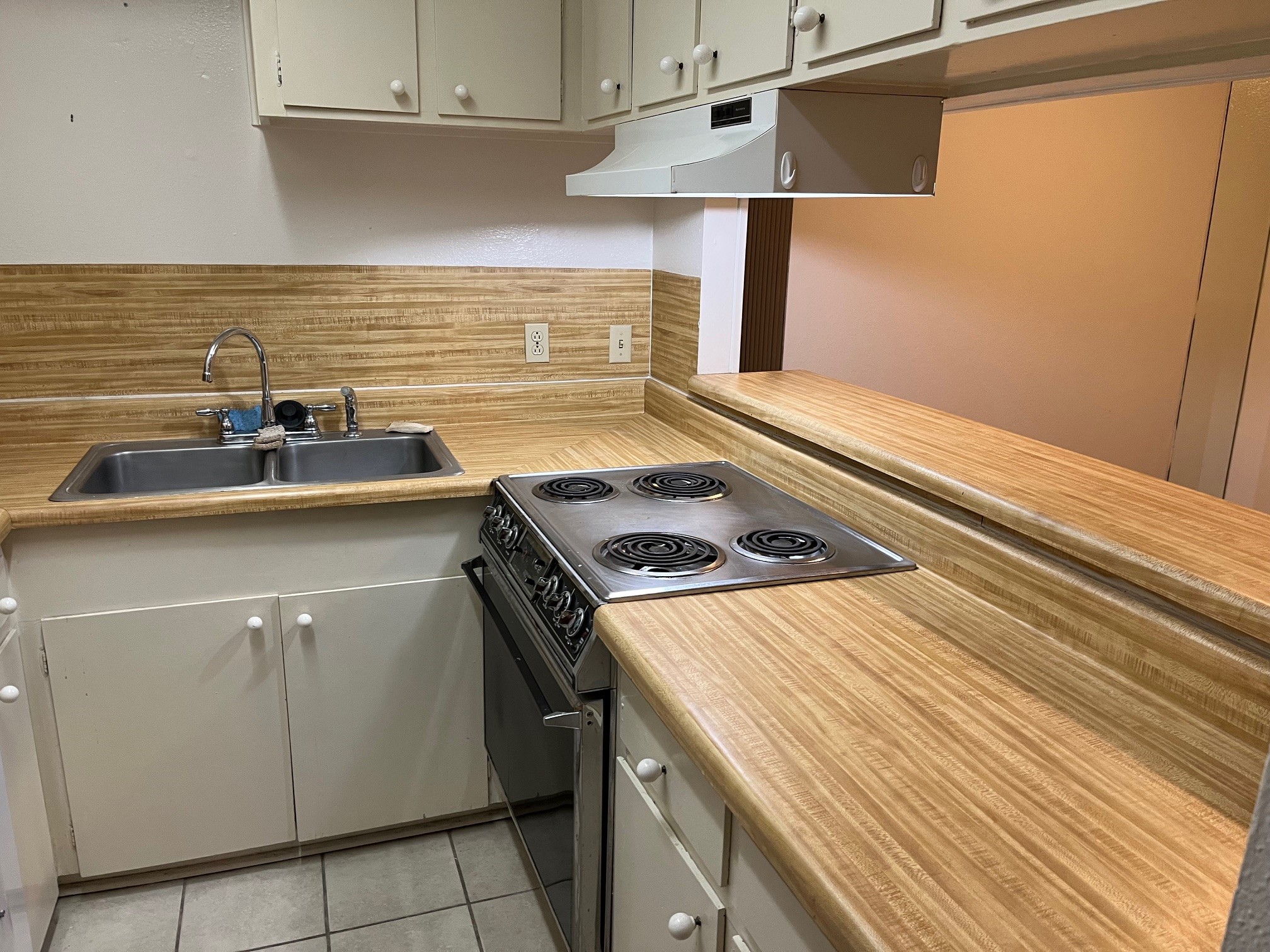 3938 West Alabama Street, Unit 12 Houston, TX 77027 - Photo 12 of 25 Additional kitchen view with breakfast bar & open sightlines to the living area.