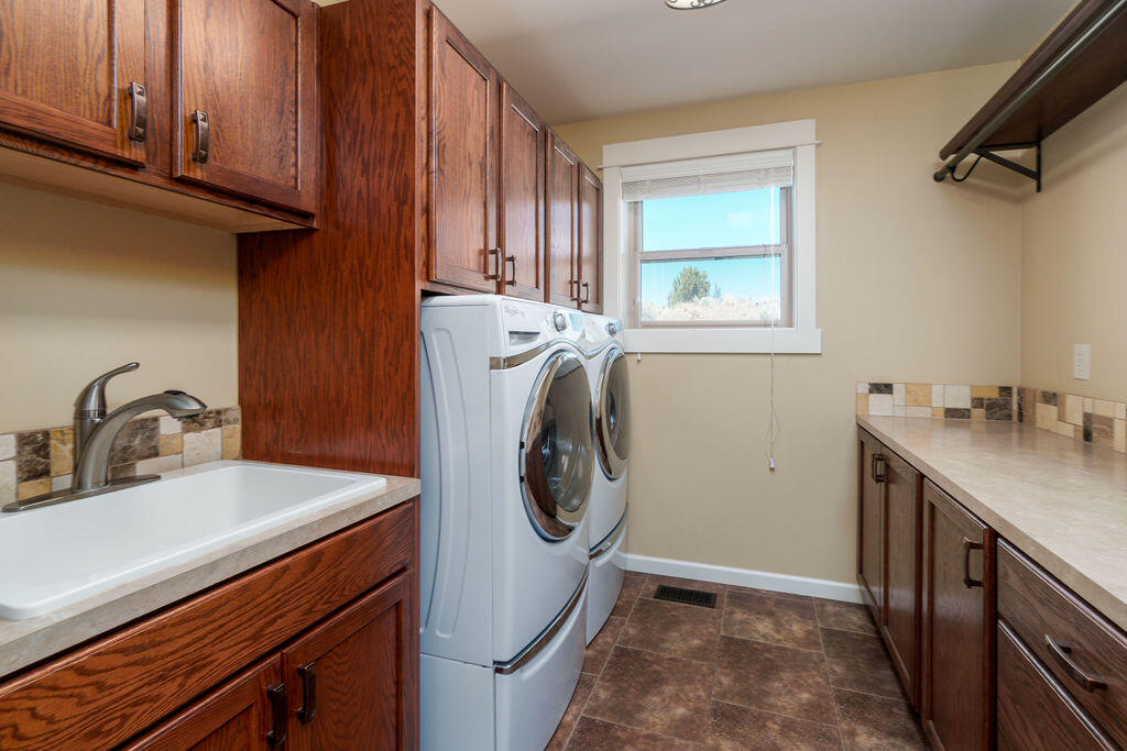9367 Southwest Shad Road Terrebonne, OR 97760 - Photo 23 of 38 Laundry Room