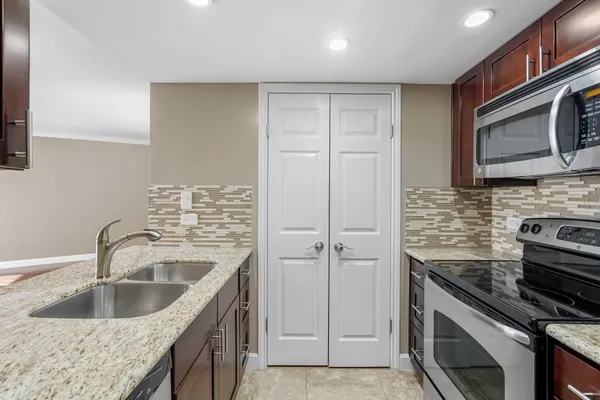 $1,400 | 3525 Sage Road, Unit 801, Houston, TX 77056