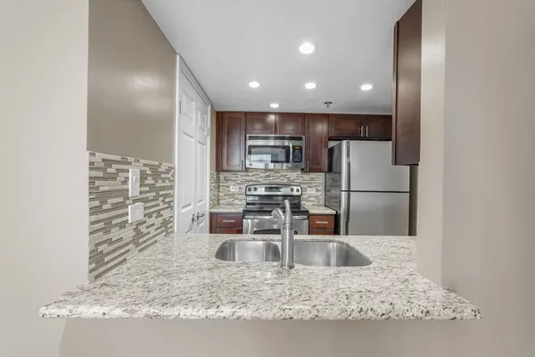 $1,400 | 3525 Sage Road, Unit 801, Houston, TX 77056