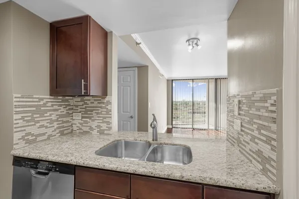 $1,400 | 3525 Sage Road, Unit 801, Houston, TX 77056