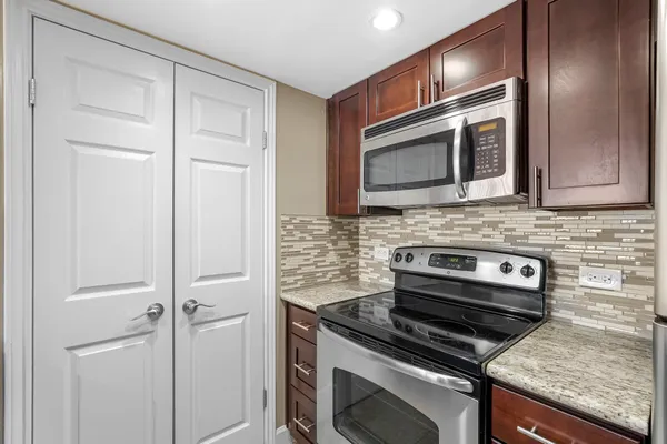 $1,400 | 3525 Sage Road, Unit 801, Houston, TX 77056