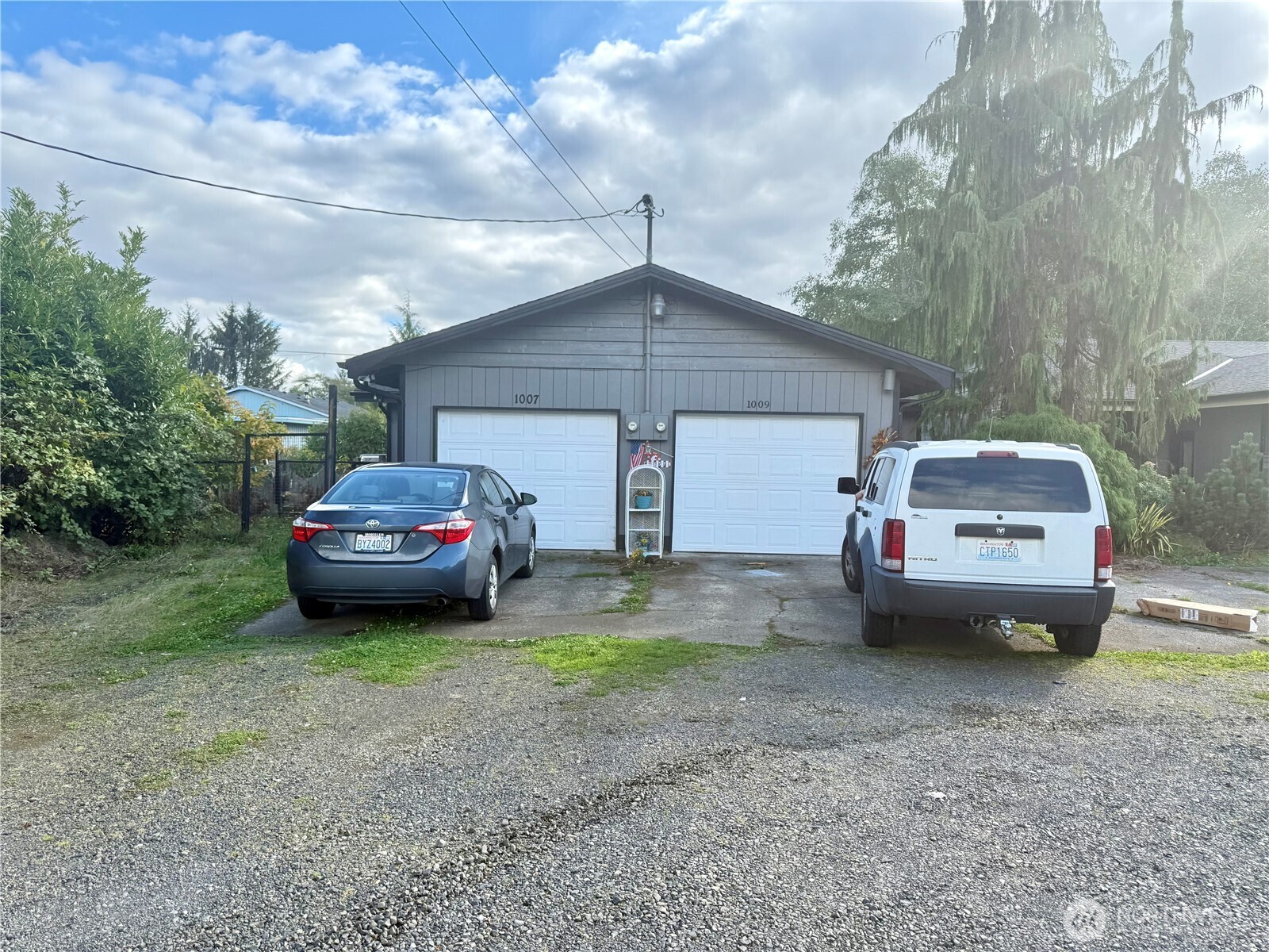 1007 MacFarlane Street Aberdeen, WA 98520 - Photo 3 of 23 a car parked in front of a house