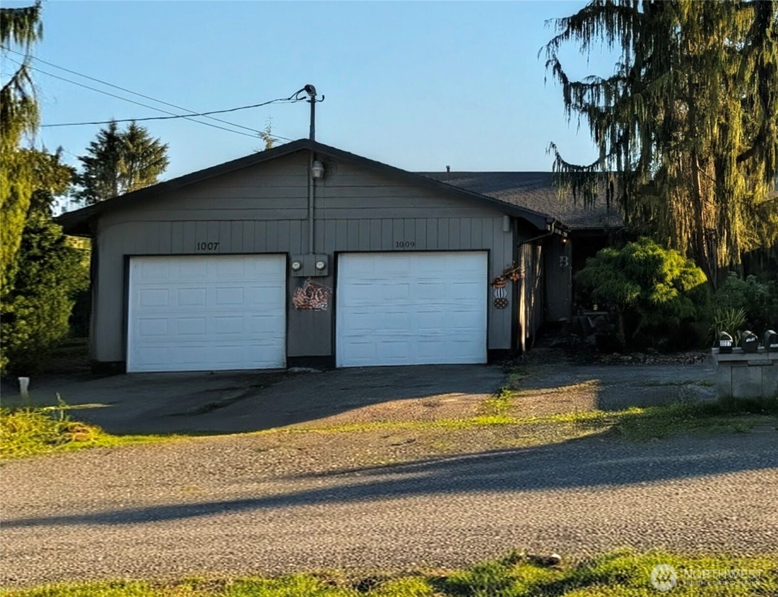 1007 MacFarlane Street Aberdeen, WA 98520 - Photo 9 of 23 a front view of house with yard