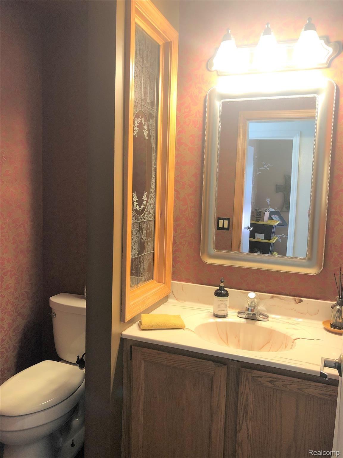1513 West Thompson Road Fenton, MI 48430 - Photo 32 of 47 5 Half Bath.jpg
