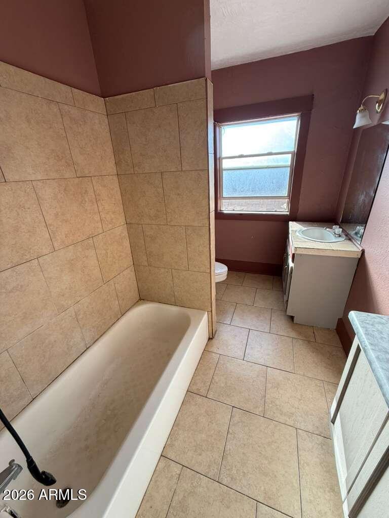1165 East 10th Street, Unit 3 Douglas, AZ 85607 - Photo 8 of 22 a bathroom with a bathtub and toilet