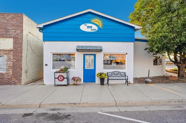 a view of the entrance of the building