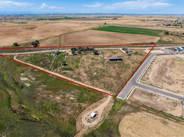 a view of an outdoor space and city view
