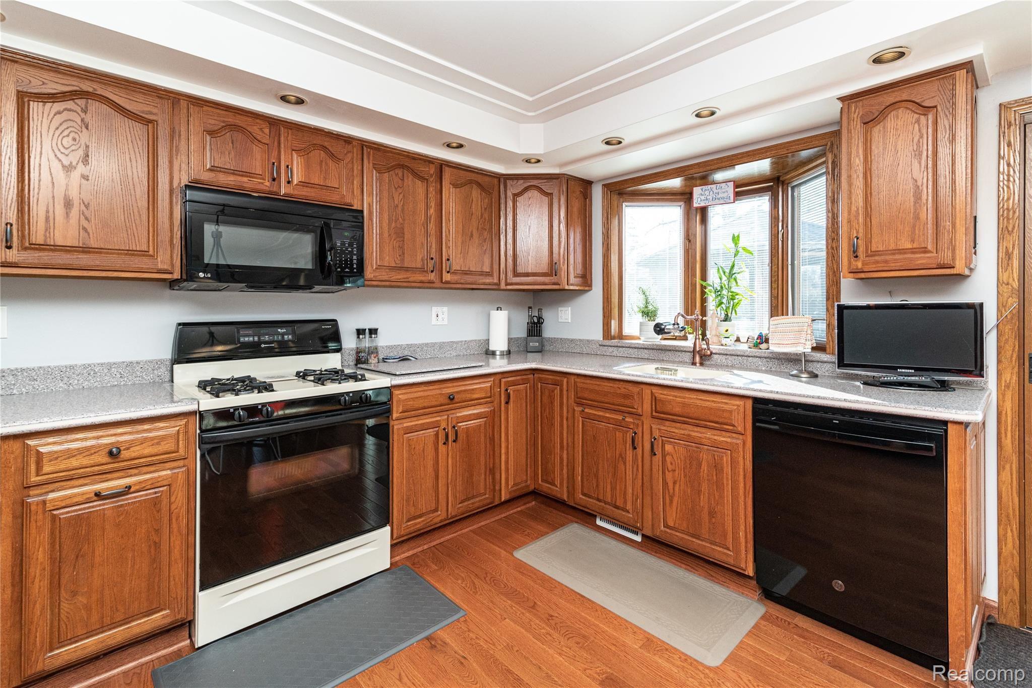 22647 Deerfield Road Novi, MI 48375 - Photo 16 of 51 Plenty of counterspace