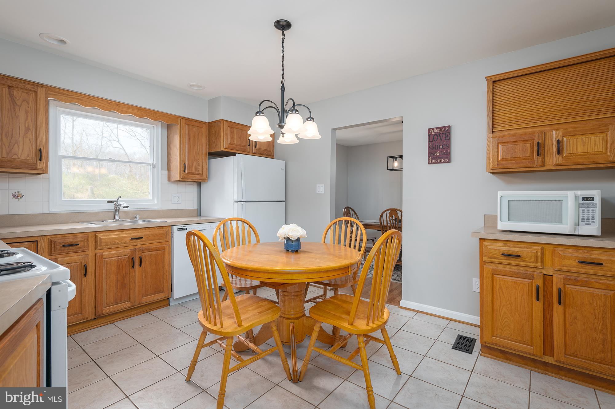 318 Regal Drive Abingdon, MD 21009 - Photo 5 of 43 Eat-in kitchen with ceramic tile