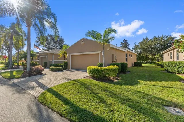 a view of a house with backyard and garden
