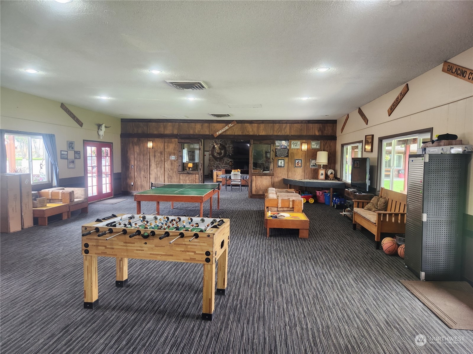 3347 Cornucopia Drive Ephrata, WA 98823 - Photo 13 of 40 a living room with furniture and a table