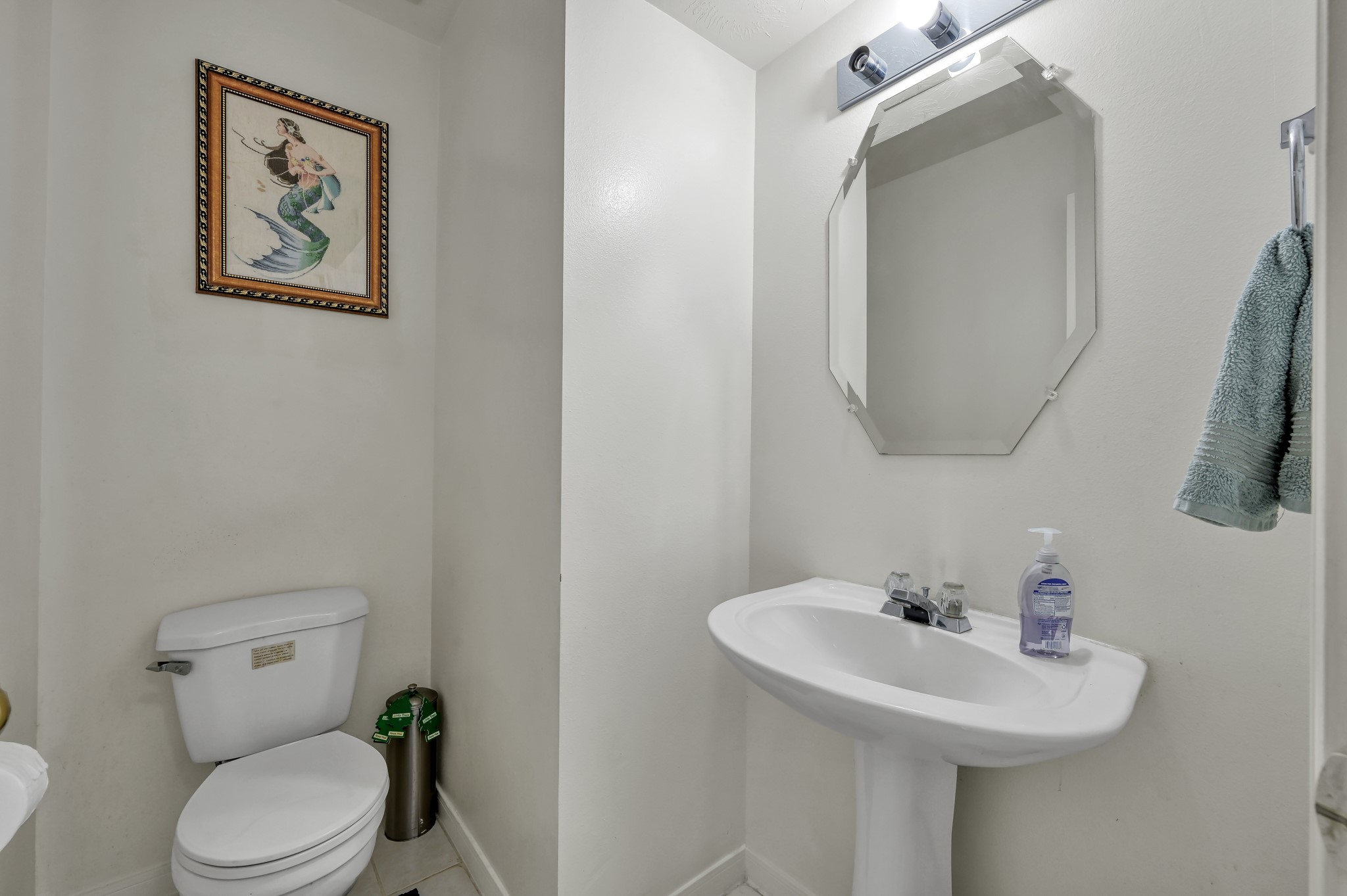 2539 Forge Creek Road Houston, TX 77067 - Photo 21 of 40 Half bathroom located downstairs.