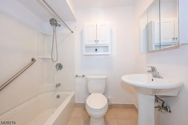 $2,100 | 520 Turnpike C111 Pompton Plains, Port Murray, NJ 07865