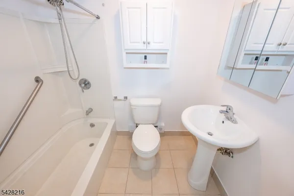 $2,100 | 520 Turnpike C111 Pompton Plains, Port Murray, NJ 07865