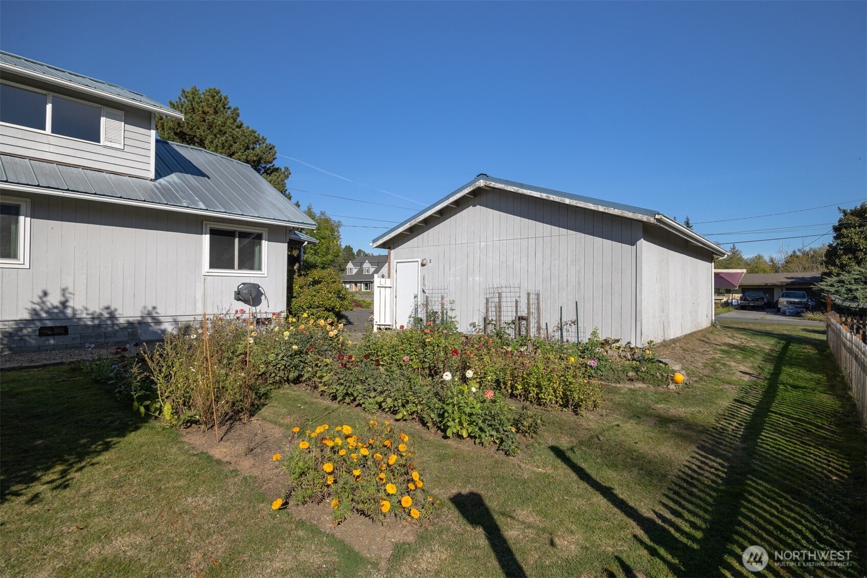3895 Bancroft Road Bellingham, WA 98225 - Photo 27 of 40 a view of a backyard of the house