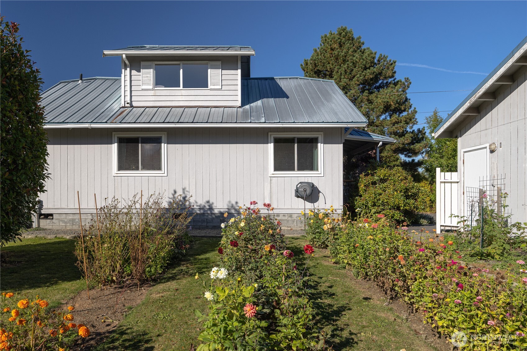 3895 Bancroft Road Bellingham, WA 98225 - Photo 28 of 40 a front view of a house with a yard