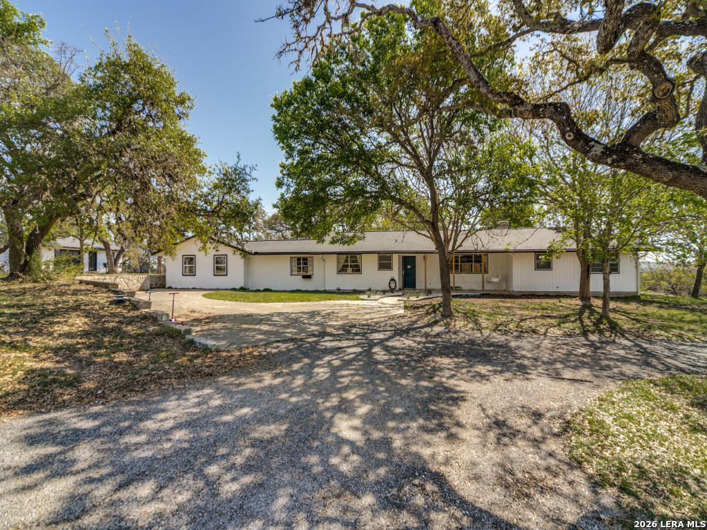 135 Walnut Grove Road Boerne, TX 78006 - Photo 4 of 32