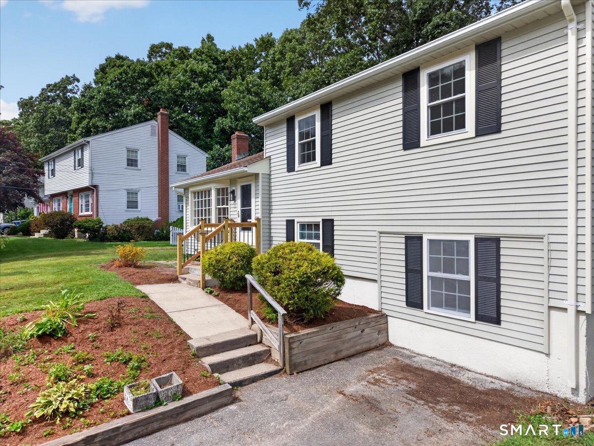 161 Ridgewood Drive Groton, CT 06355 - Photo 2 of 37 Gallery Image 2