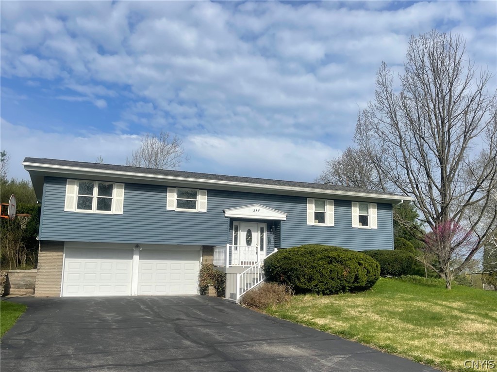 584 Stoneleigh Road Oneida, NY 13421 - Photo 1 of 1 Great curb appeal!
