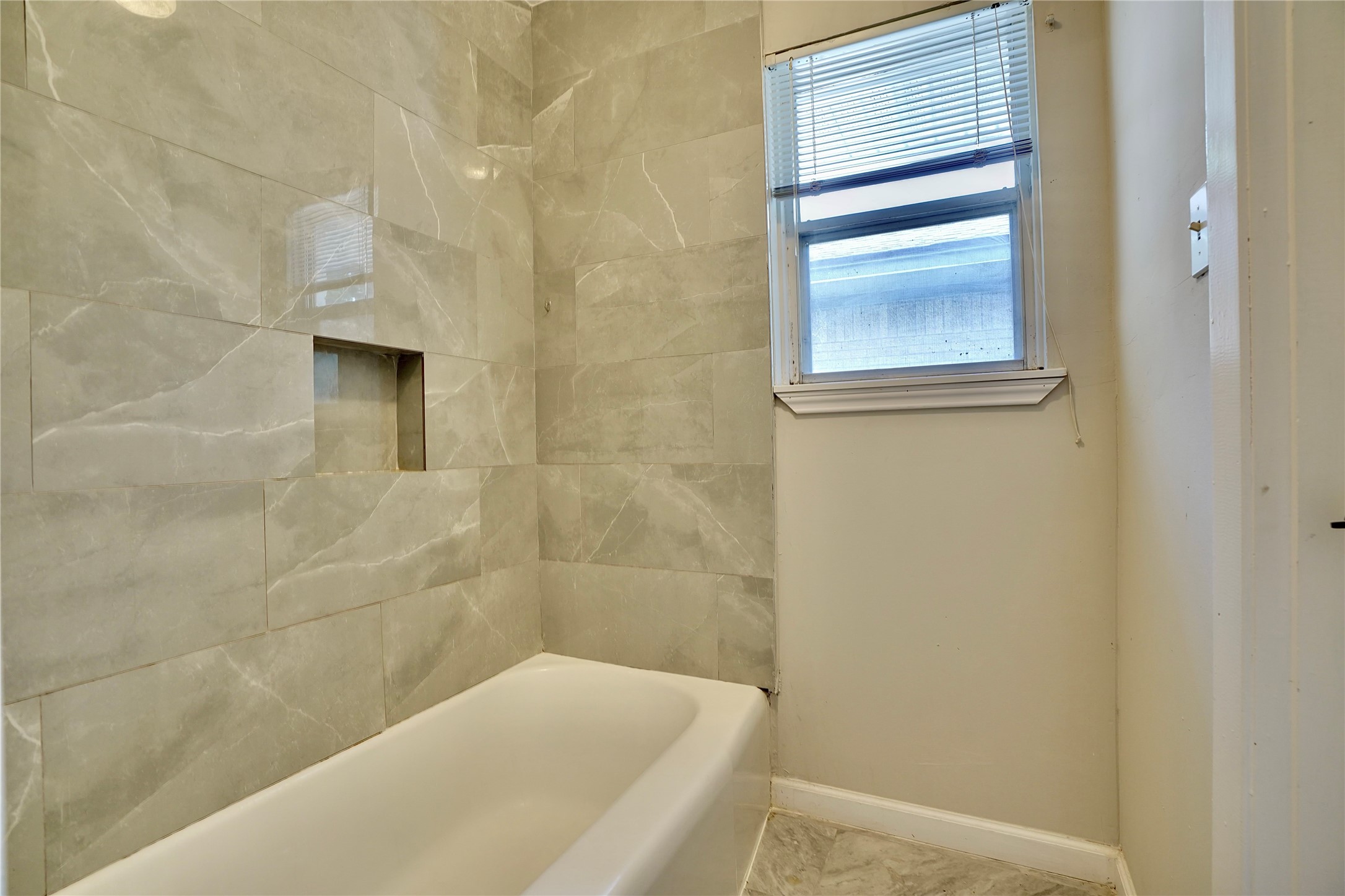 4550 Spellman Road Houston, TX 77035 - Photo 19 of 27 a bathroom with a bathtub