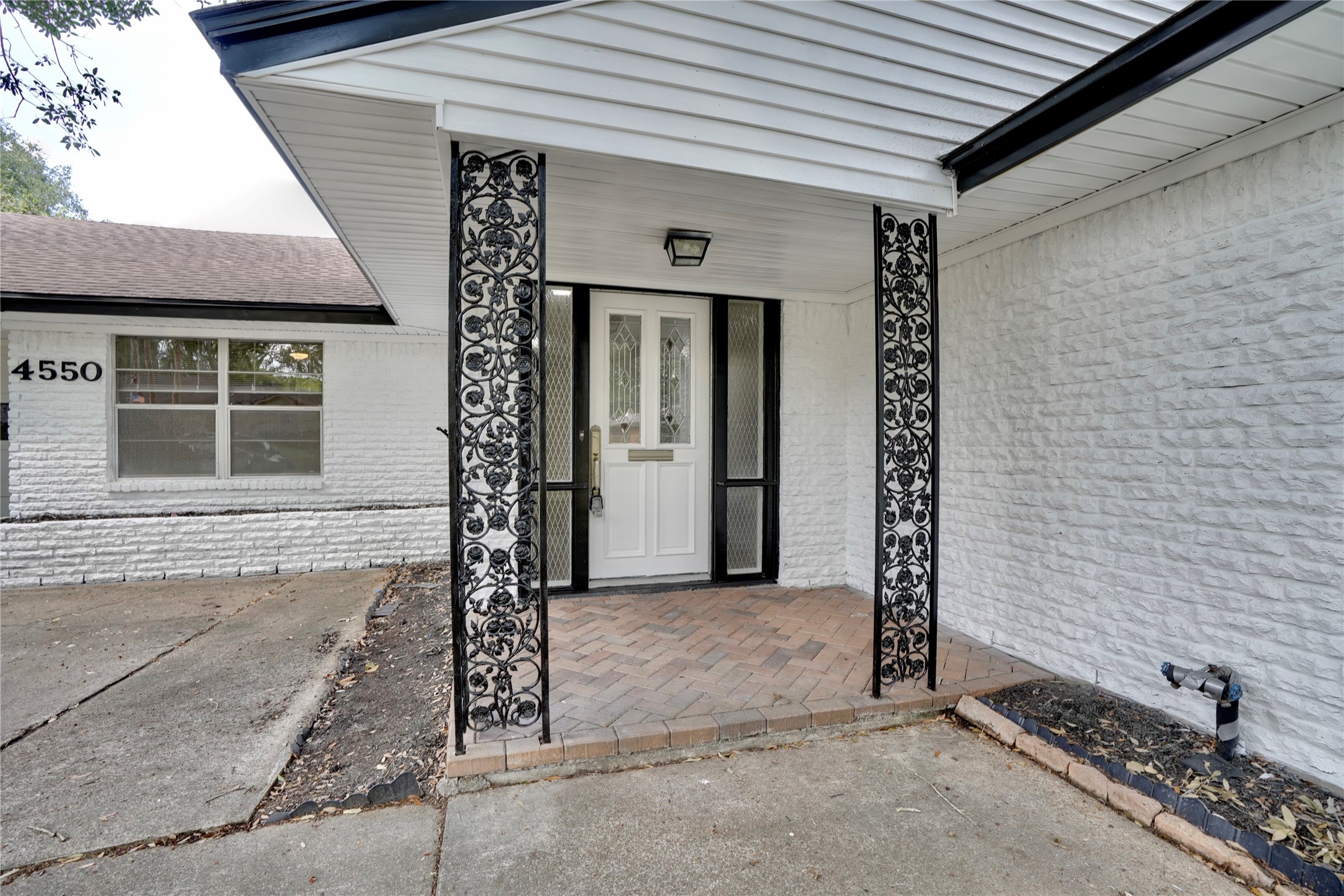 4550 Spellman Road Houston, TX 77035 - Photo 4 of 27 a front view of a house with a garden