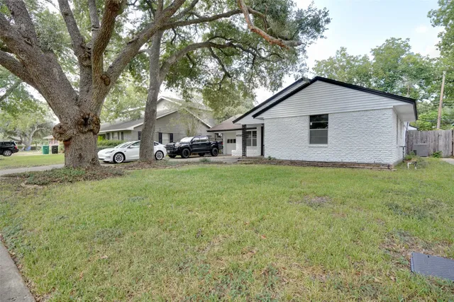 a view of a house with a yard