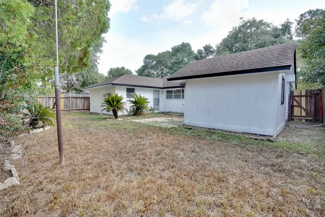 a view of a house with backyard