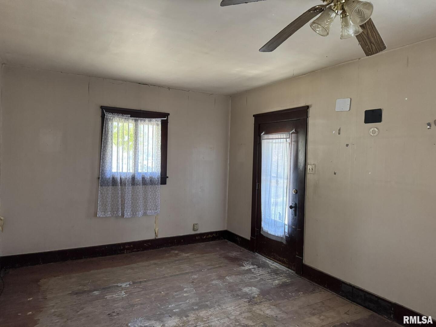 962 East Broadway Centralia, IL 62801 - Photo 2 of 13 a view of an empty room with windows