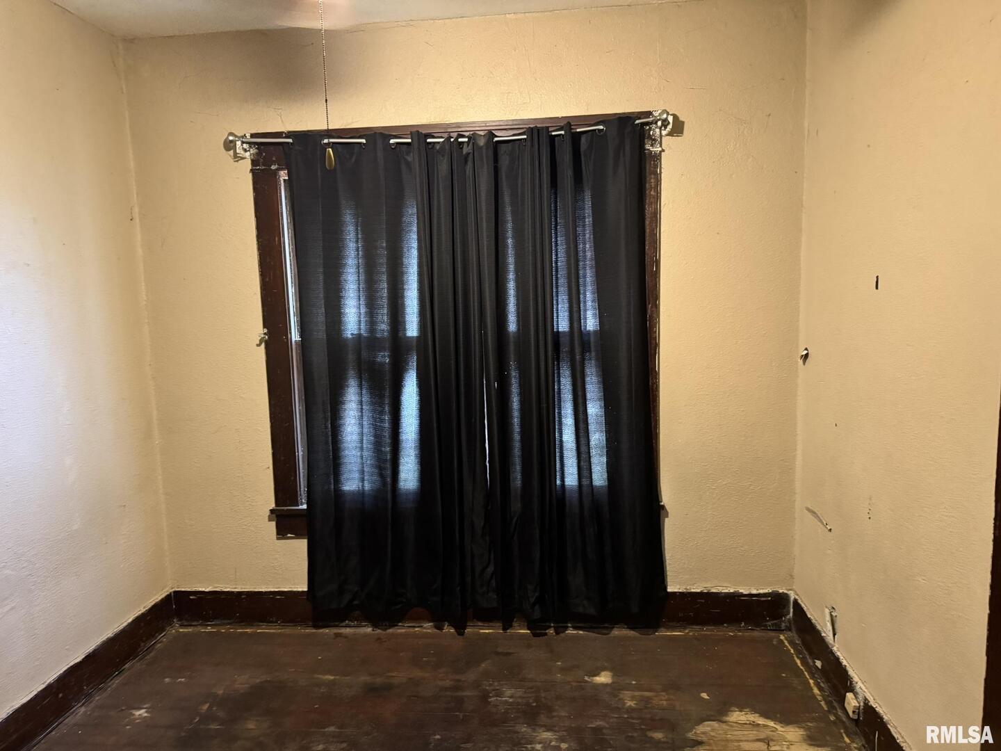 962 East Broadway Centralia, IL 62801 - Photo 6 of 13 a view of wooden door