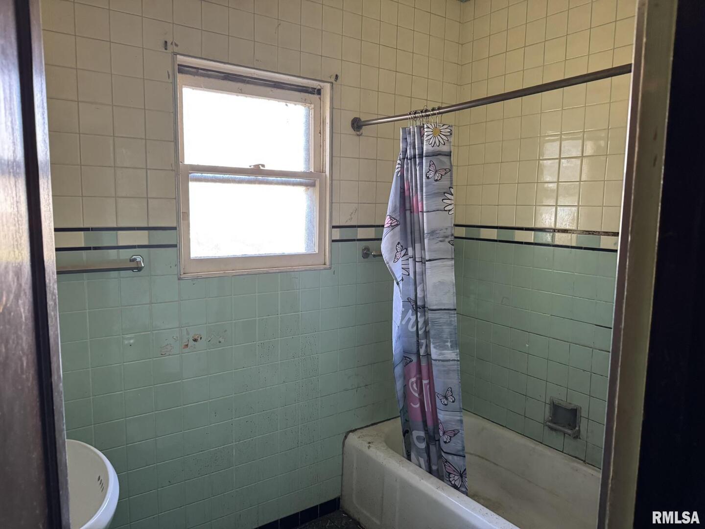 962 East Broadway Centralia, IL 62801 - Photo 9 of 13 a bathroom with a shower and a toilet