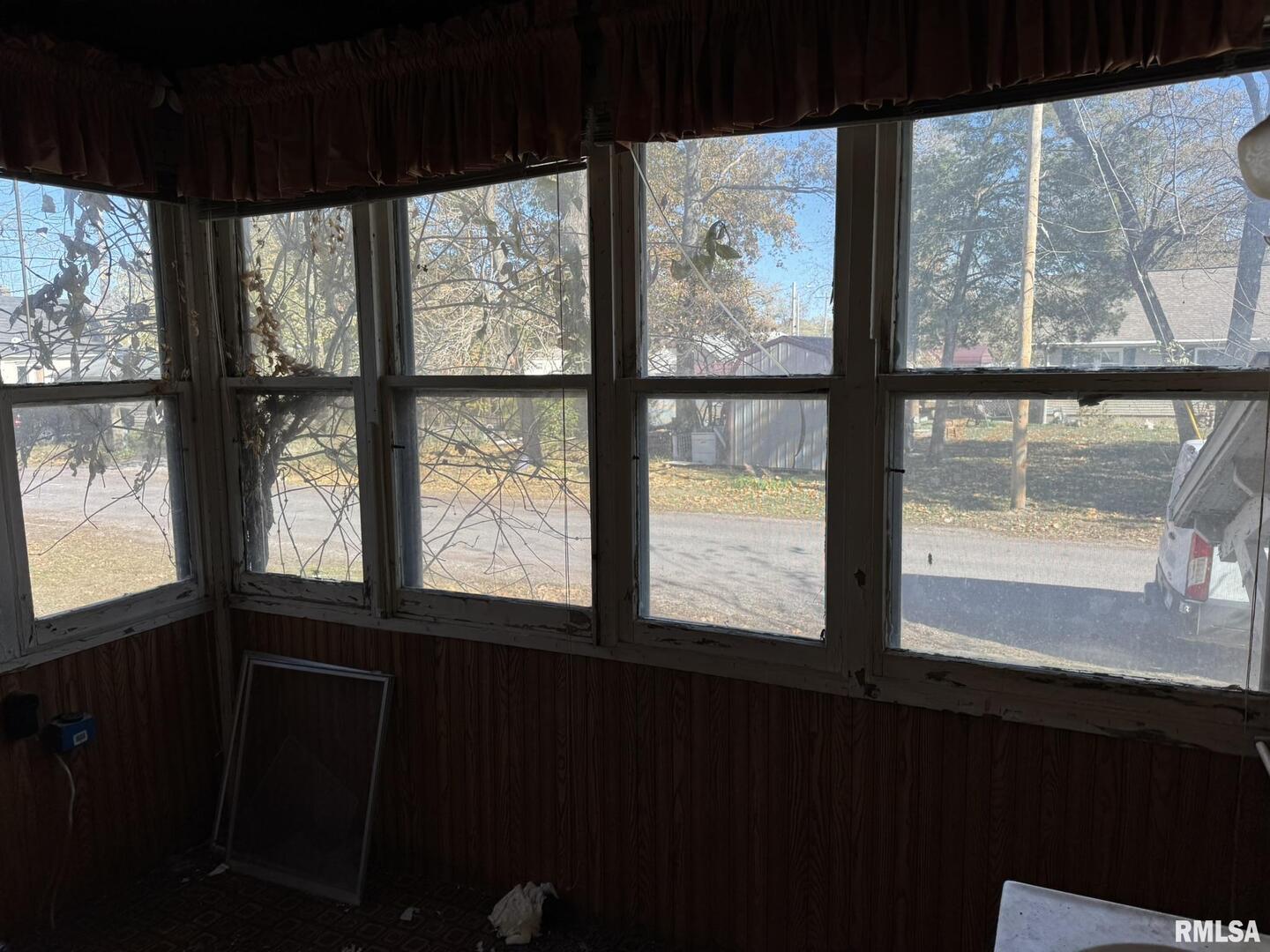 962 East Broadway Centralia, IL 62801 - Photo 10 of 13 a view of an empty room with a window