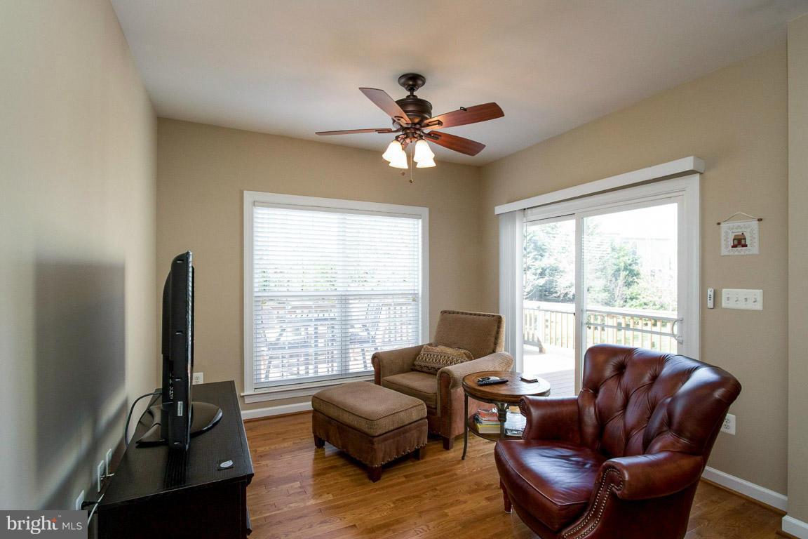 9120 Furey Road Lorton, VA 22079 - Photo 5 of 25 Family Room w/ SGD to trex deck