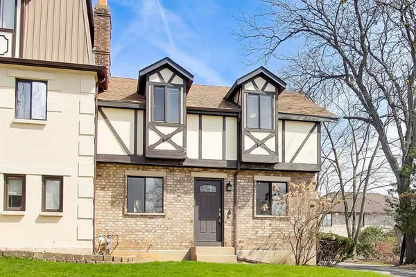 $189,900 | 828 Village Quarter Road, Unit A, West Dundee, IL 60118