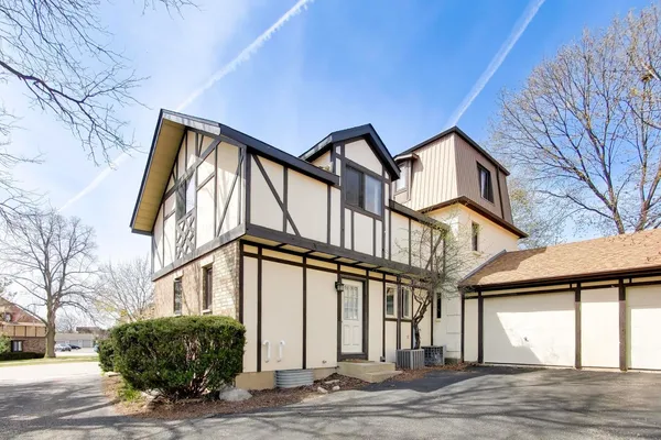 $189,900 | 828 Village Quarter Road, Unit A, West Dundee, IL 60118