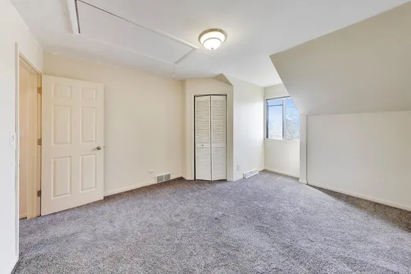 $189,900 | 828 Village Quarter Road, Unit A, West Dundee, IL 60118