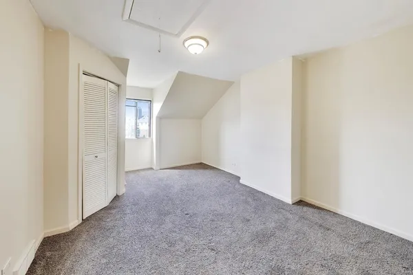 $189,900 | 828 Village Quarter Road, Unit A, West Dundee, IL 60118